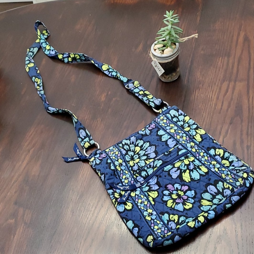 Super cute Vera Bradley cloth crossbody purse 👛